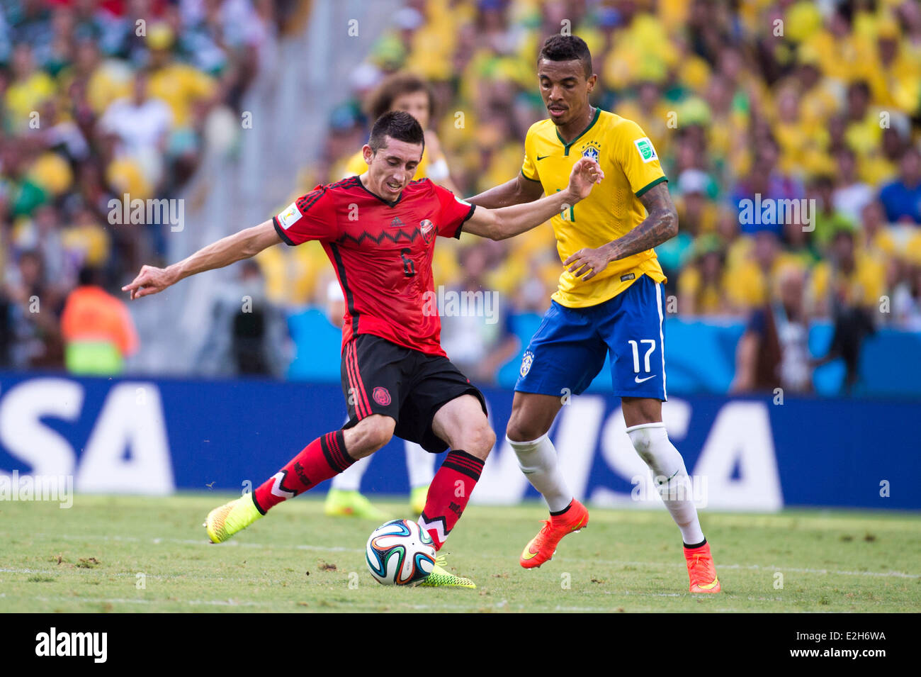 Hector Herrera (MEX), Luiz Gustavo (BRA), 17 giugno 2014 - Calcio : Coppa del Mondo FIFA Brasile 2014 Gruppo una corrispondenza tra il Brasile 0-0 Messico alla Castelao arena a Fortaleza Brasile. (Foto di Maurizio Borsari/AFLO) Foto Stock