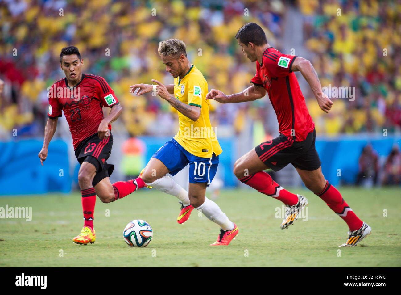 Jose Juan Vazquez (MEX), Neymar (BRA), Francisco Javier Rodriguez (MEX), 17 giugno 2014 - Calcio : Coppa del Mondo FIFA Brasile 2014 Gruppo una corrispondenza tra il Brasile 0-0 Messico alla Castelao arena a Fortaleza Brasile. (Foto di Maurizio Borsari/AFLO) Foto Stock