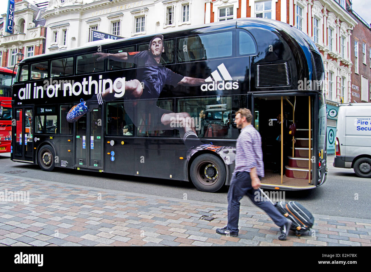 Adidas pubblicità sul nuovo autobus Routemaster nel Central London,  England, Regno Unito Foto stock - Alamy