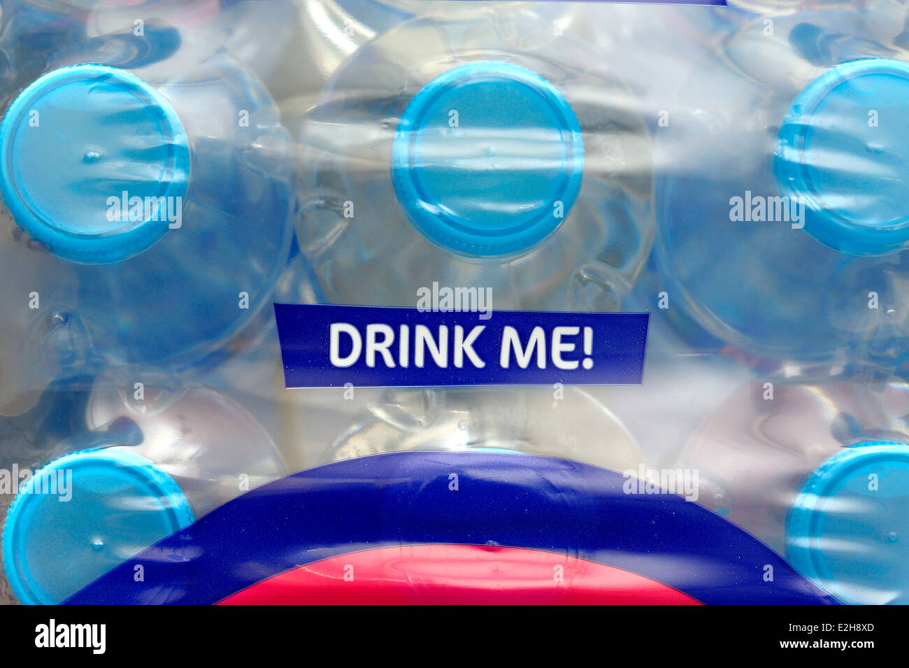 Bere me messaggio di marketing sulla parte superiore di un caso di acqua in bottiglia. Foto Stock