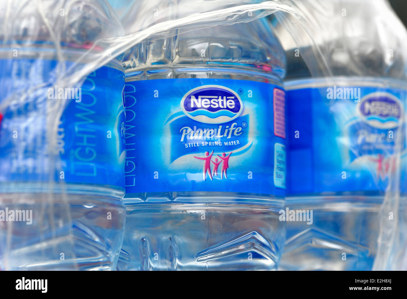 Un caso di Nestlé vita pura acqua sorgiva termoretraibile Foto Stock