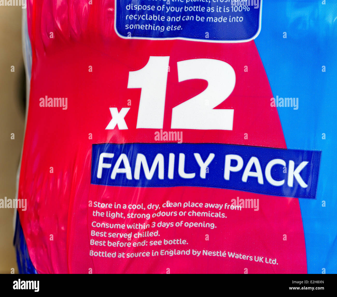 12 family pack di acqua in bottiglia Foto Stock