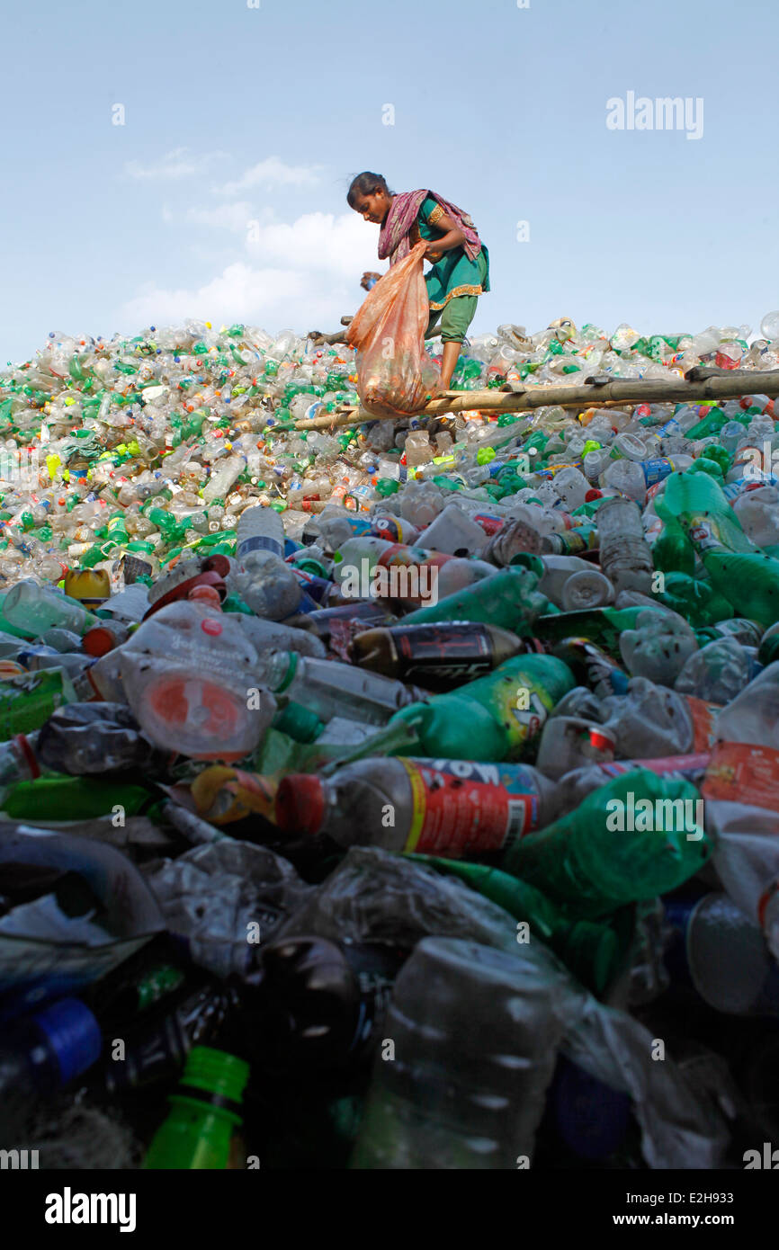 La donna lavoratrice in un flacone di plastica riciclaggio fabbrica.,adulto,quantità,Asia,Bangladesh,Bengala,commerce,condizioni,vita quotidiana banglades Foto Stock