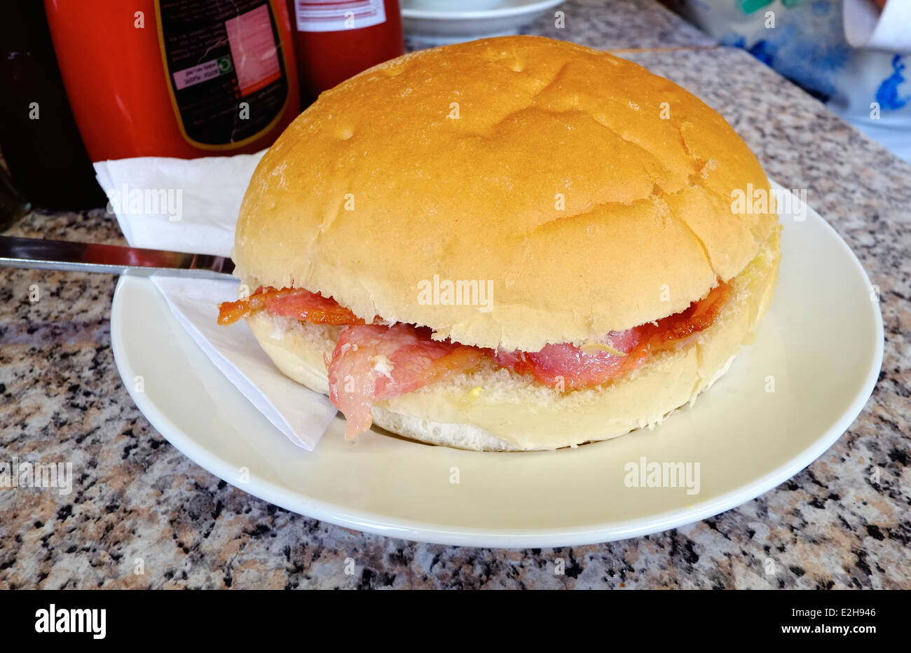 Bacon Bap o cob come servita in un locale bar inglese. Foto Stock