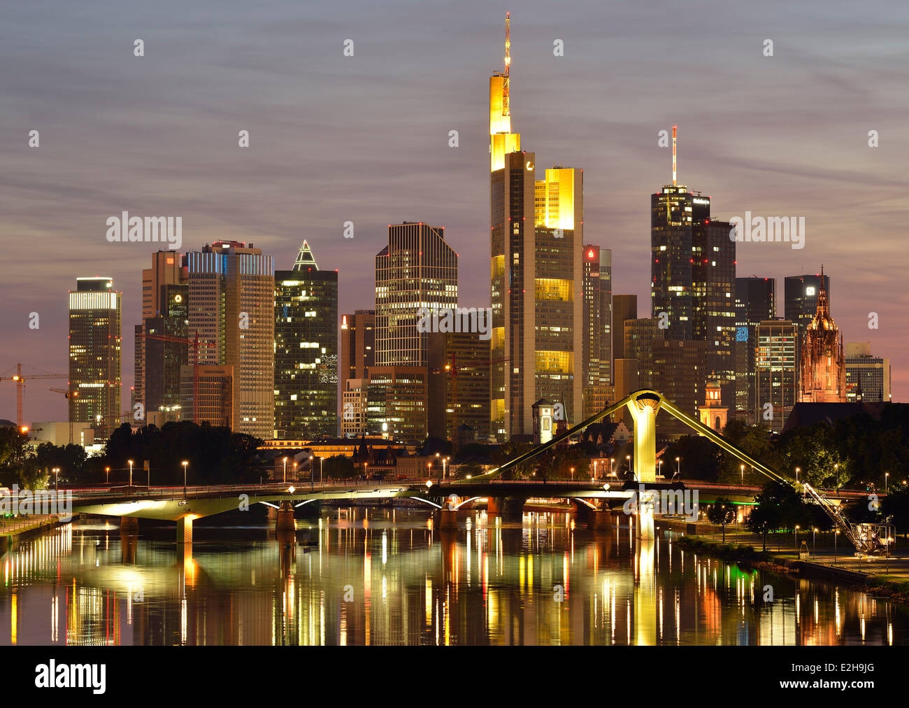 Skyline notturno, TaunusTurm, torre 185, Commerzbank, Messeturm, BCE, Banca centrale europea, la Helaba, Landesbank Hessen Foto Stock