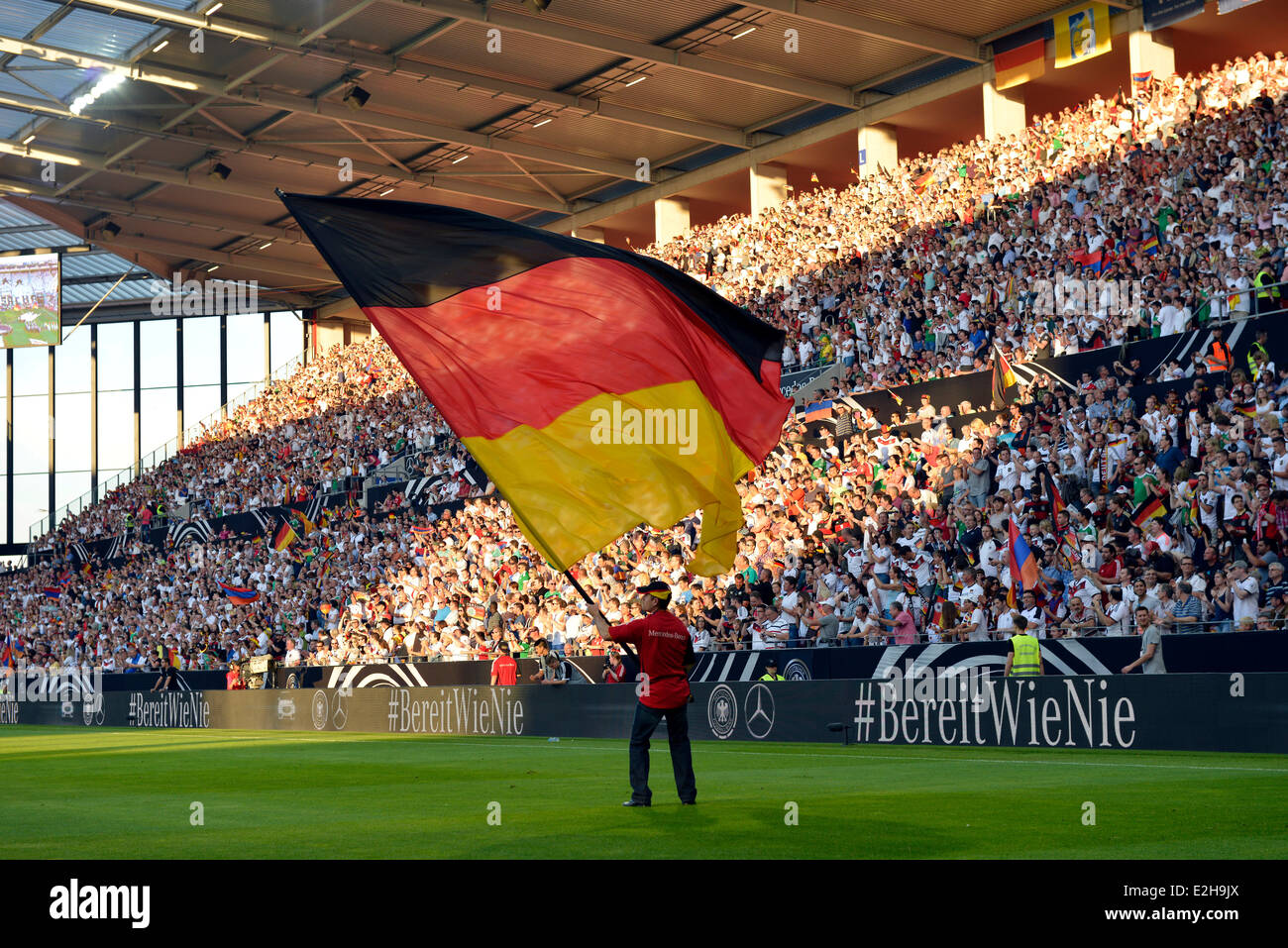 Flag-waver, bandiera della Germania, stato d'animo di fronte alla distanza ventole, match Germania vs. Armenia, Coface Arena, Mainz Foto Stock