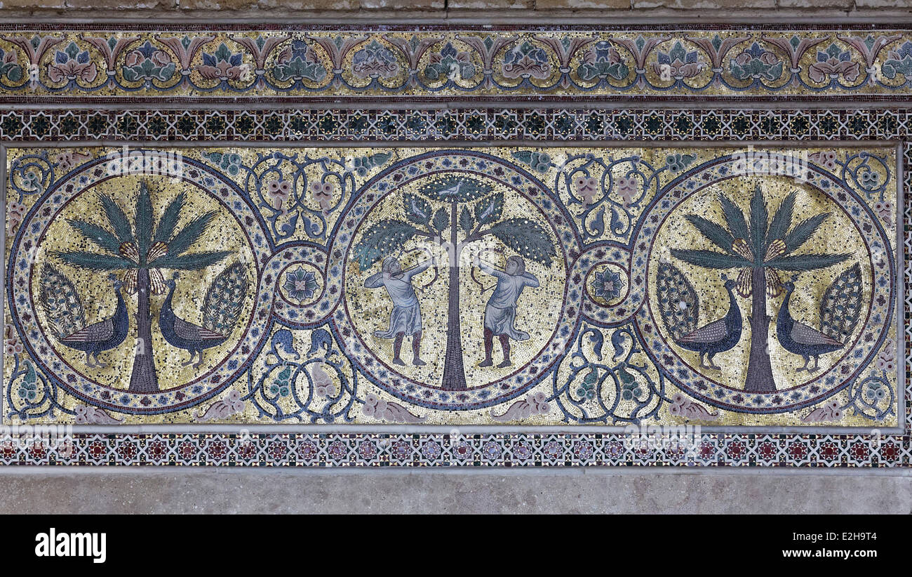 Mosaico bizantino con due arcieri normanna nel castello normanno di La Zisa, Zisa Castello, Palermo, Sicilia, Italia Foto Stock