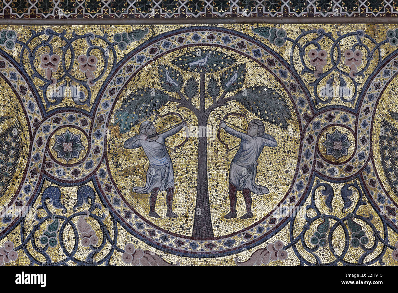 Mosaico bizantino, due Norman arcieri nel castello normanno di La Zisa, Zisa Castello, Palermo, Sicilia, Italia Foto Stock