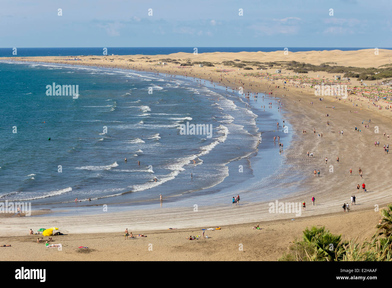 Spiaggia di Playa del Ingles, le dune di Maspalomas sul retro, costa meridionale dell'isola, Gran Canaria Isole Canarie Foto Stock