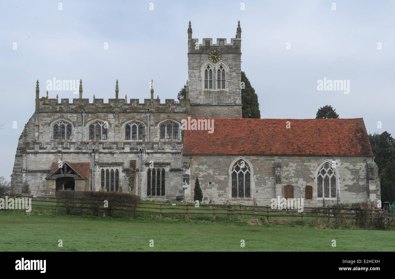 La Parrocchiale di San Pietro a Wooton Wawen tra Stratford upon Avon e Henley ad Arden, Warwickshire, Inghilterra, Regno Unito Foto Stock