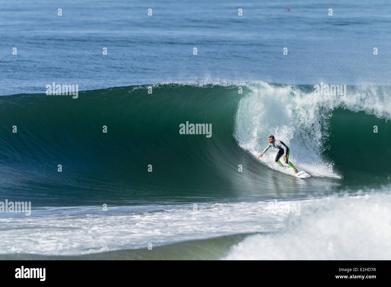 Fare surf onda Foto Stock