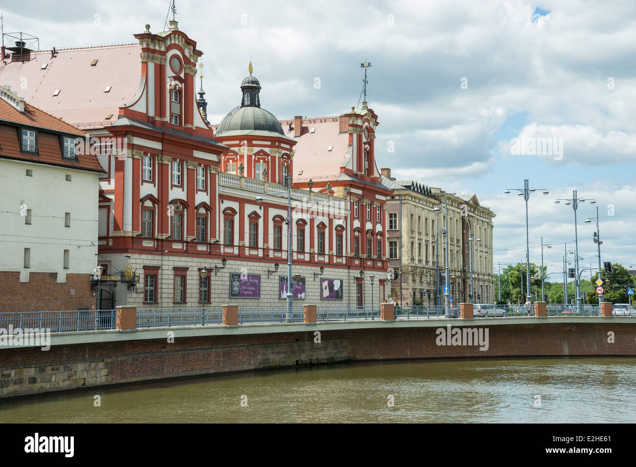 Wroclaw fiume Odra banca nelle vicinanze Ossolineum Foto Stock