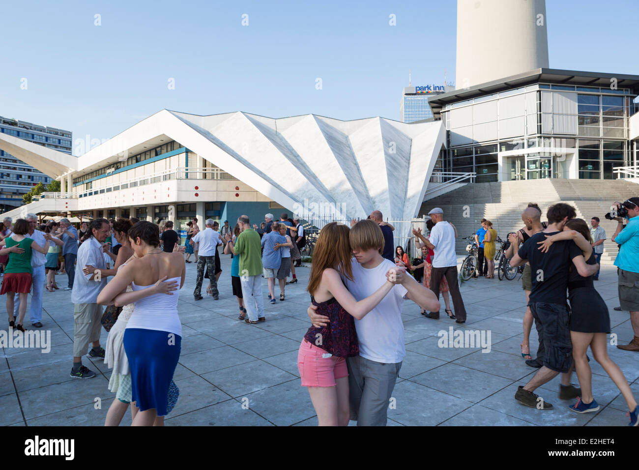 La gente ballare il tango a Tango Open Air Berlin in serata Foto Stock