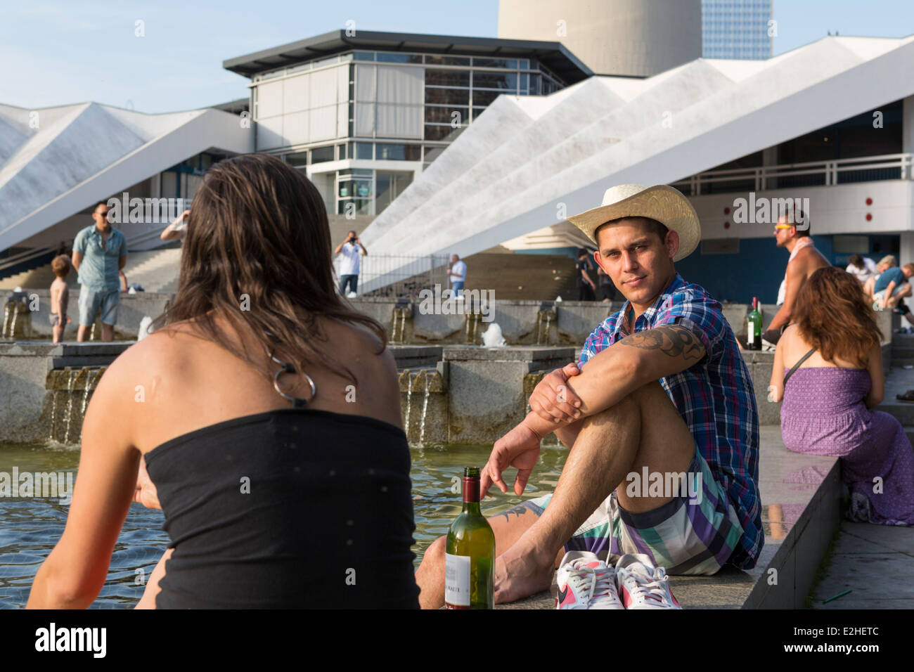 Uomo in un momento di relax a Berlin Alexanderplatz su una calda sera Foto Stock