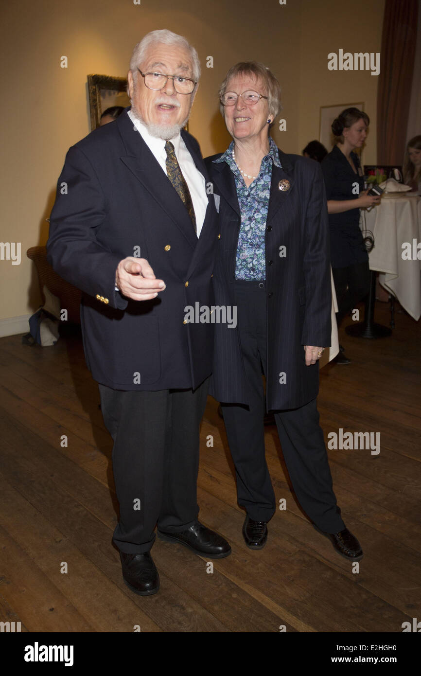 Bill Ramsey, Petra Ramsey a Klaus Schümann Verlag il ricevimento di Capodanno a Louis C. Jacob Hotel. Dove: Amburgo, Germania Quando: 10 Gen 2012 Foto Stock