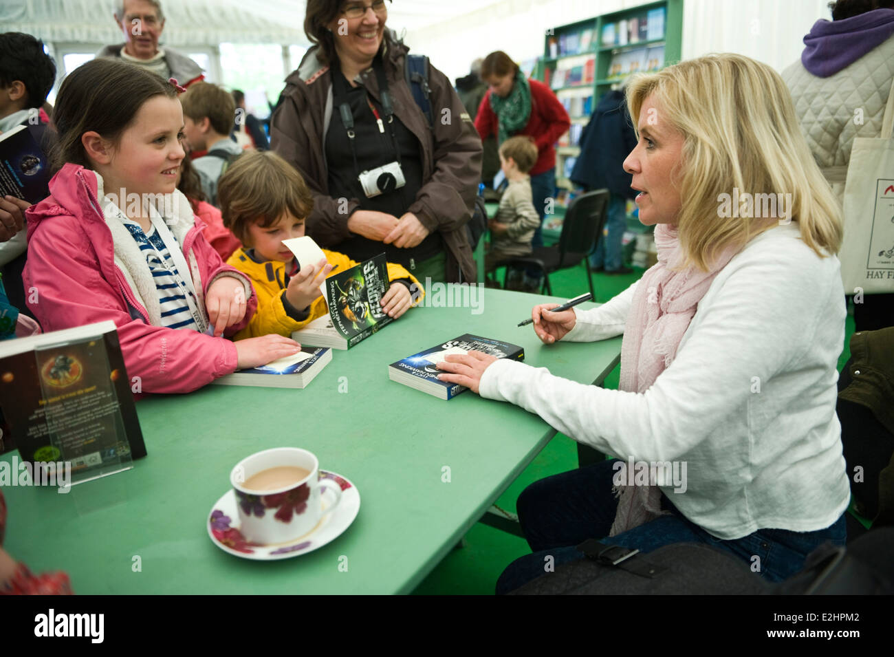 Bambini autore di fiction e romanziere Lucy Hawking, figlia di Stephen Hawking, libro firma a Hay Festival 2014 ©Jeff Morgan Foto Stock