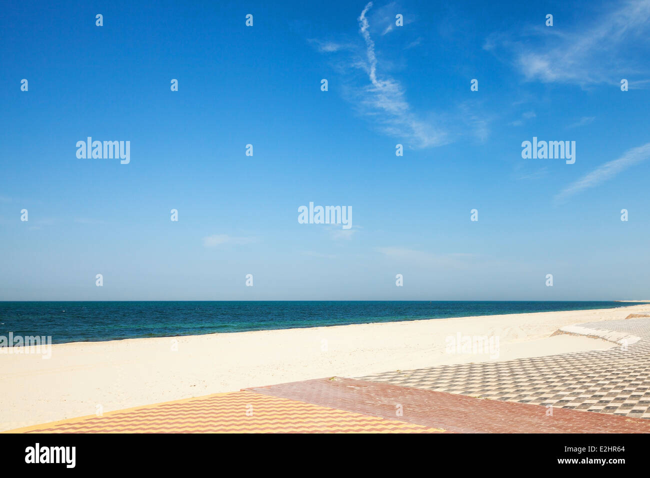 Spiaggia di sabbia con pavimentazione decorativa, Ras Tanura, Arabia Saudita Foto Stock