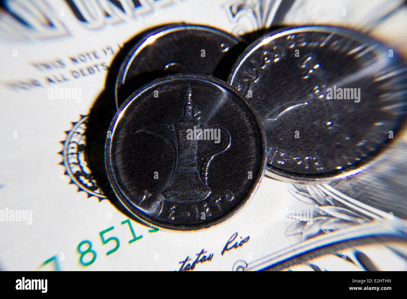 Emirati Arabi Uniti Diram monete sat sulla sommità di uno americano dollaro Foto Stock