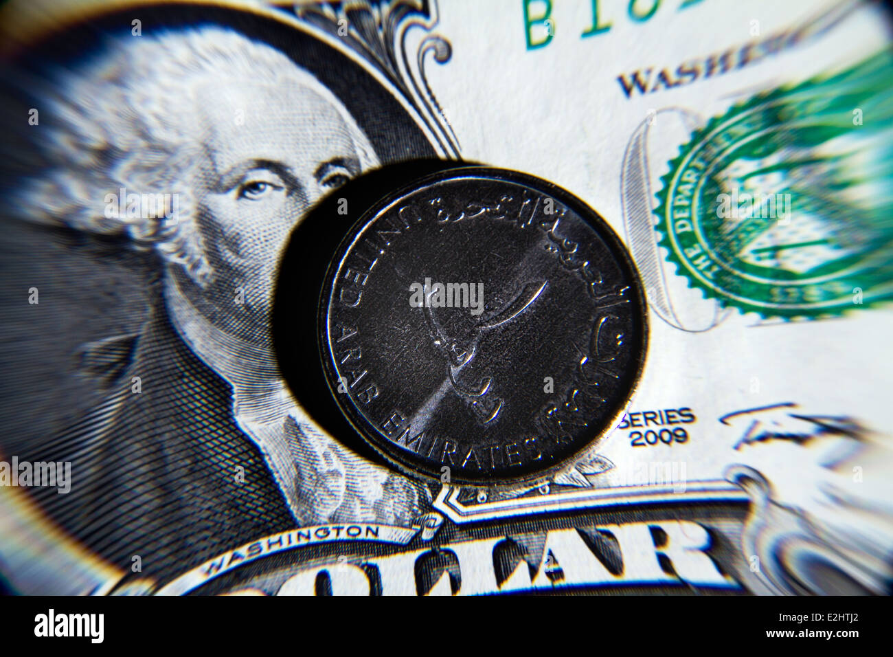 Emirati Arabi Uniti Diram monete sat sulla sommità di uno americano dollaro Foto Stock