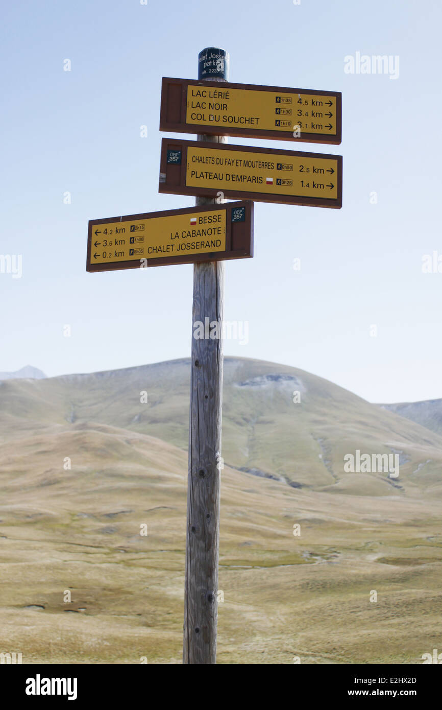 Escursionismo sul plateau de Emparis, Massif de l'Oisans, vicino al parco naturale di Les Ecrins, Isère, Rhône-Alpes, in Francia. Foto Stock