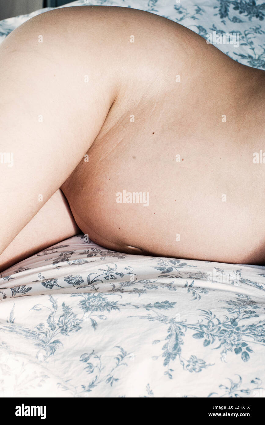 Close-up di della donna incinta, stomaco nudo Foto Stock