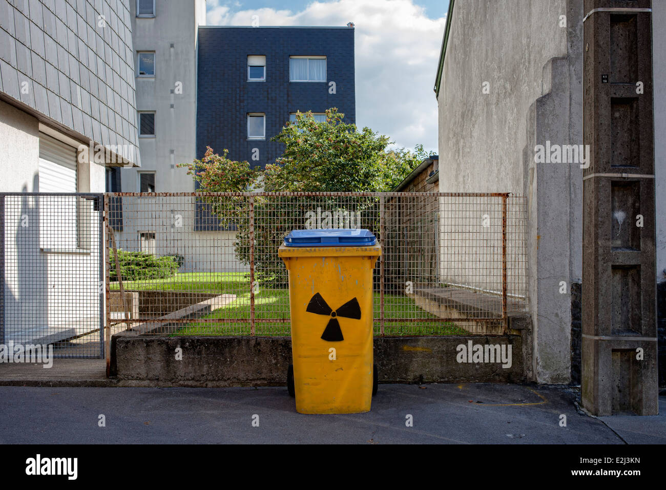 Il recipiente di scarico di rifiuti nucleari simbolo dipinto su di esso Foto Stock