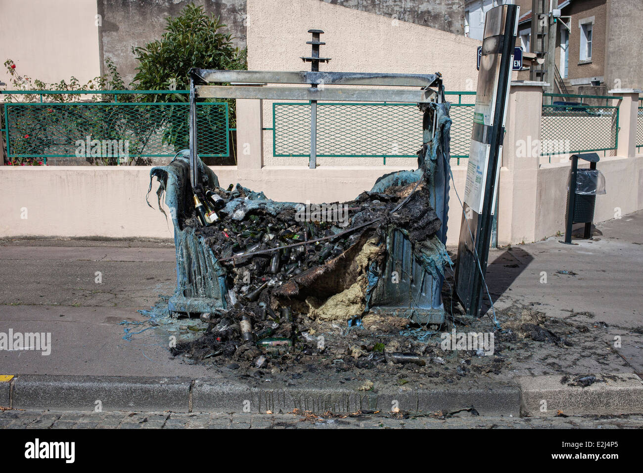Cassonetto distrutto da un incendio, Nantes, Loire-Atlantique, Francia Foto Stock