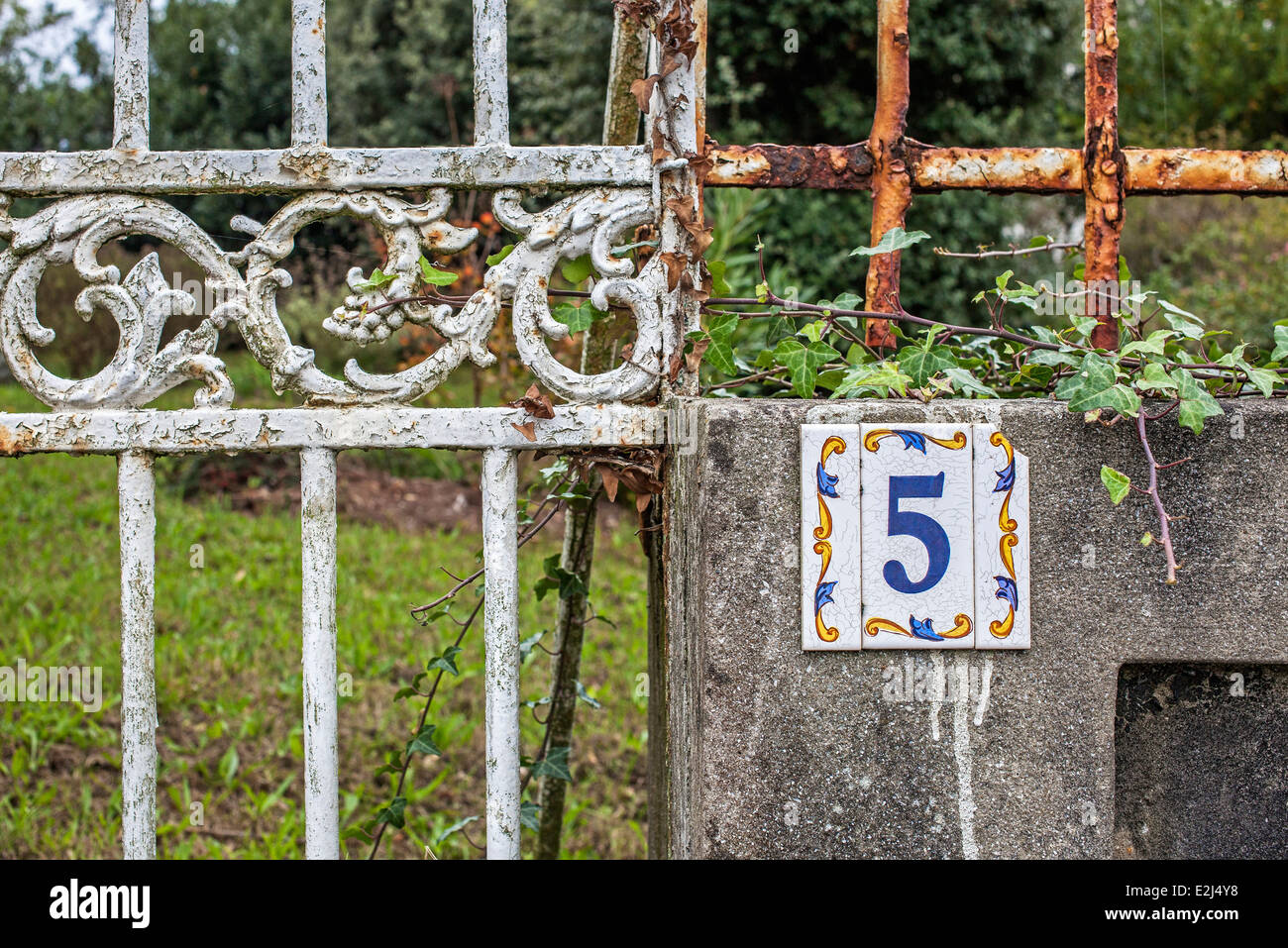 Il segno di numero sul cancello arrugginito Foto Stock