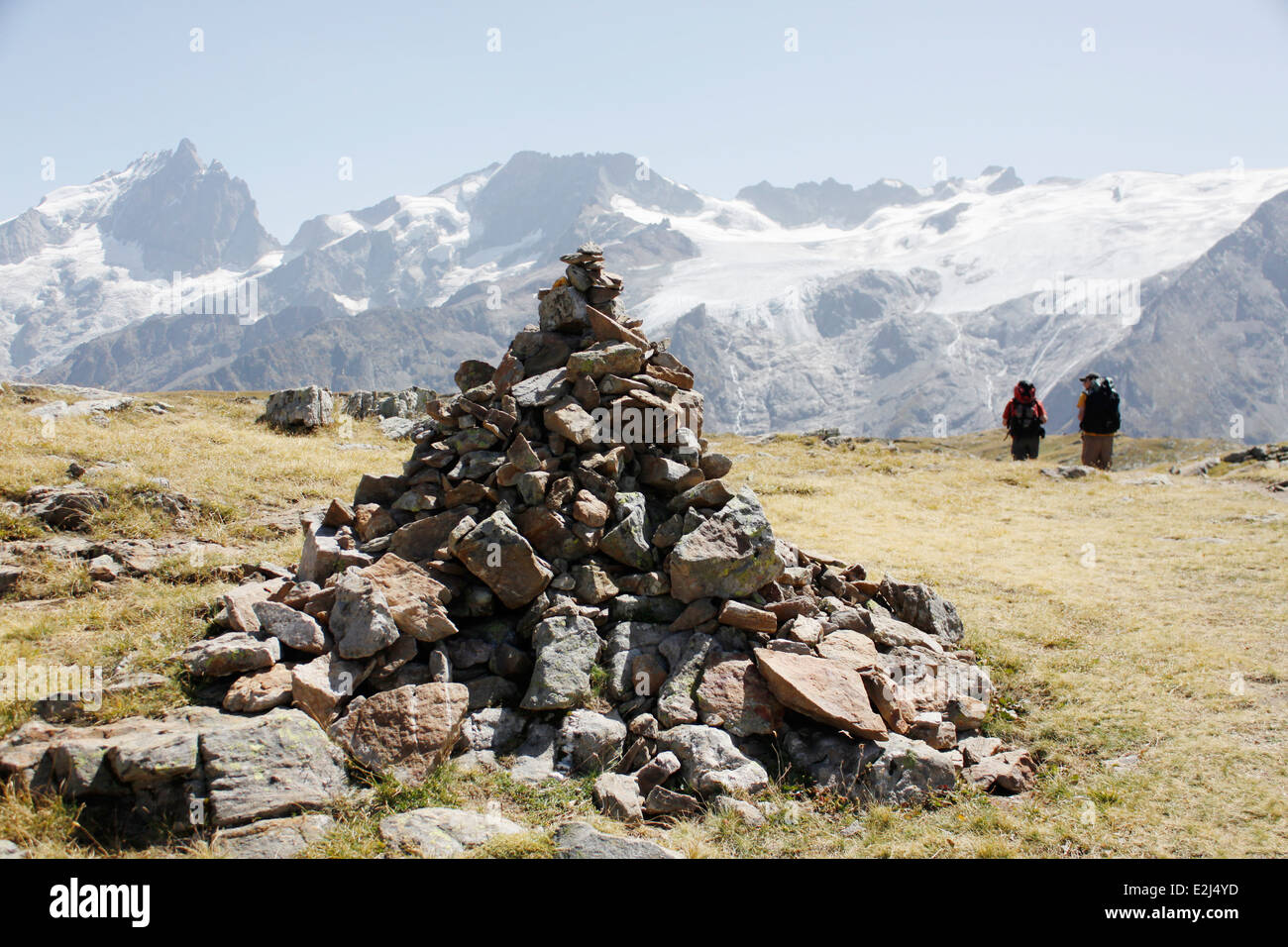 Escursionismo sul plateau de Emparis, Massif de l'Oisans, vicino al parco naturale di Les Ecrins, Isère, Rhône-Alpes, in Francia. Foto Stock