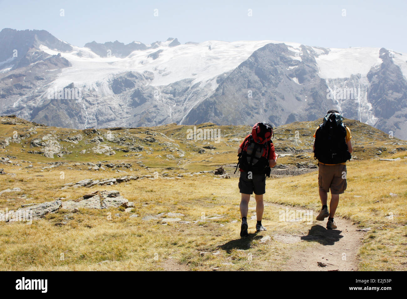 Escursionismo sul plateau de Emparis, Massif de l'Oisans, vicino al parco naturale di Les Ecrins, Isère, Rhône-Alpes, in Francia. Foto Stock