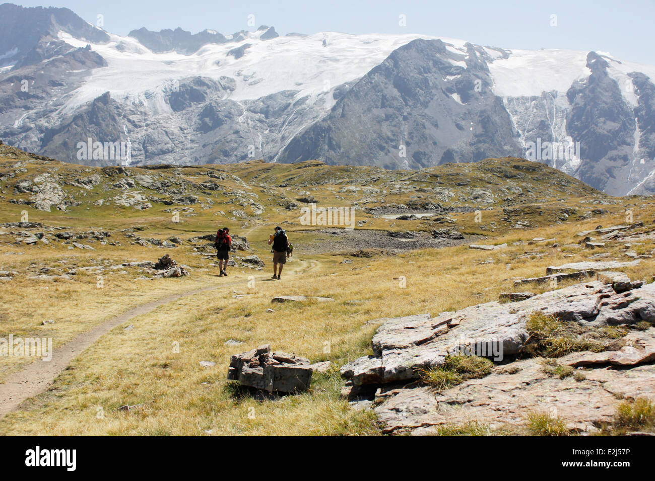 Escursionismo sul plateau de Emparis, Massif de l'Oisans, vicino al parco naturale di Les Ecrins, Isère, Rhône-Alpes, in Francia. Foto Stock