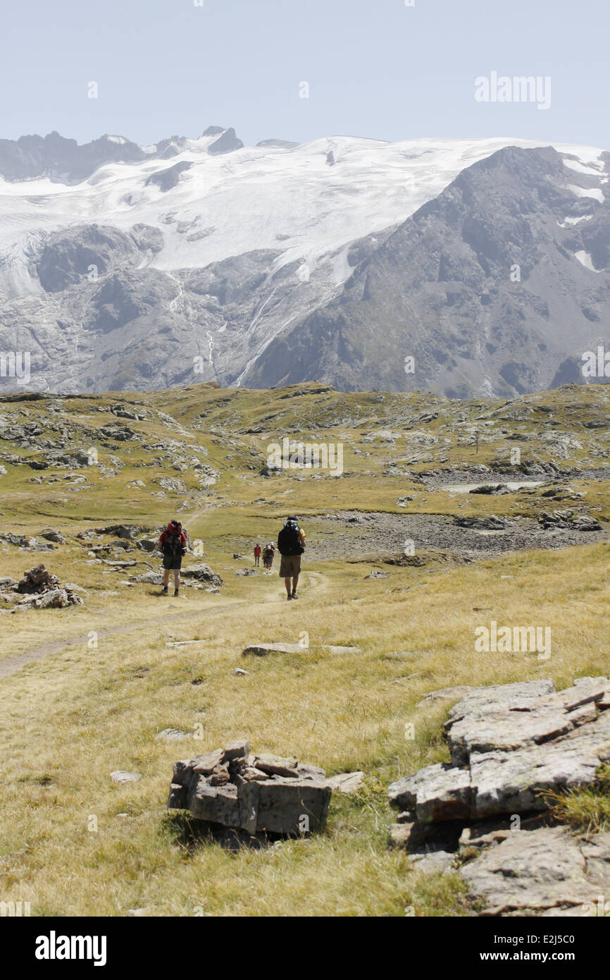 Escursionismo sul plateau de Emparis, Massif de l'Oisans, vicino al parco naturale di Les Ecrins, Isère, Rhône-Alpes, in Francia. Foto Stock