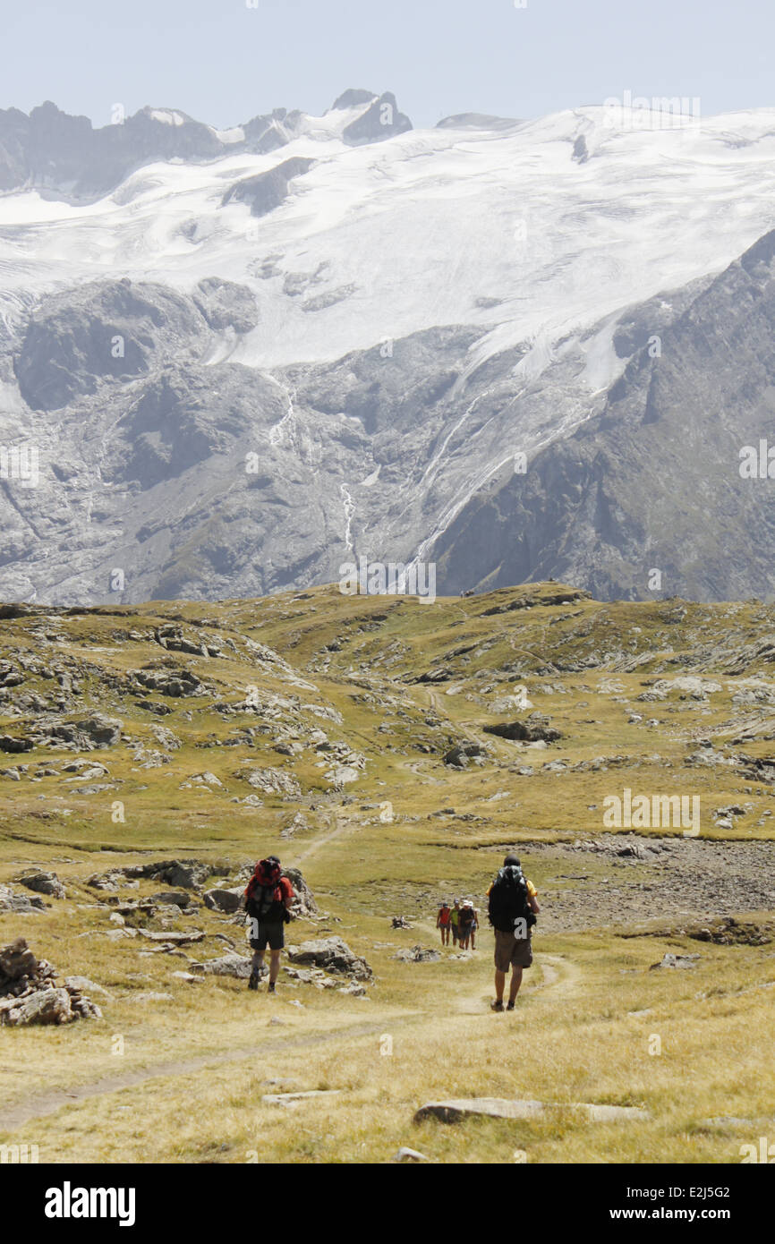 Escursionismo sul plateau de Emparis, Massif de l'Oisans, vicino al parco naturale di Les Ecrins, Isère, Rhône-Alpes, in Francia. Foto Stock