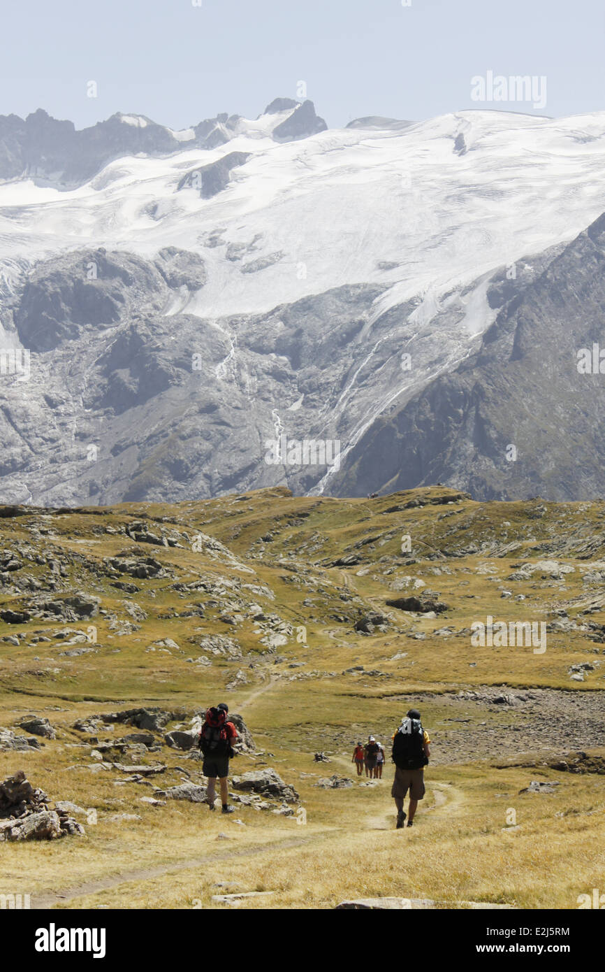 Escursionismo sul plateau de Emparis, Massif de l'Oisans, vicino al parco naturale di Les Ecrins, Isère, Rhône-Alpes, in Francia. Foto Stock