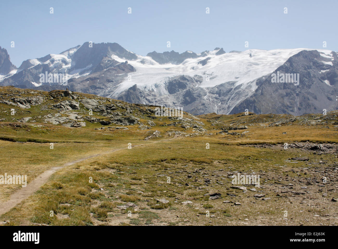 Escursionismo sul plateau de Emparis, Massif de l'Oisans, vicino al parco naturale di Les Ecrins, Isère, Rhône-Alpes, in Francia. Foto Stock