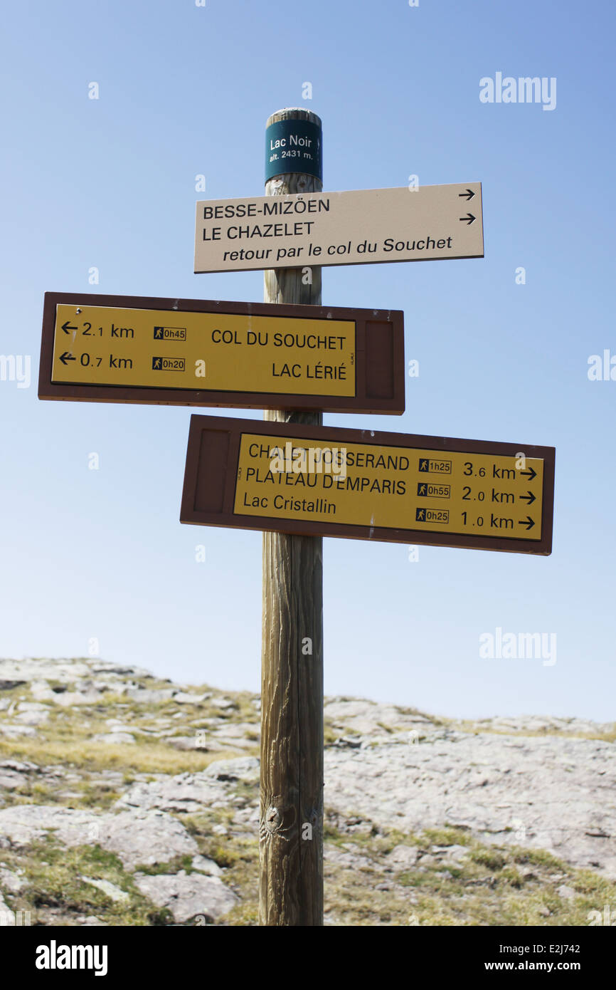 Escursionismo sul plateau de Emparis, Massif de l'Oisans, vicino al parco naturale di Les Ecrins, Isère, Rhône-Alpes, in Francia. Foto Stock