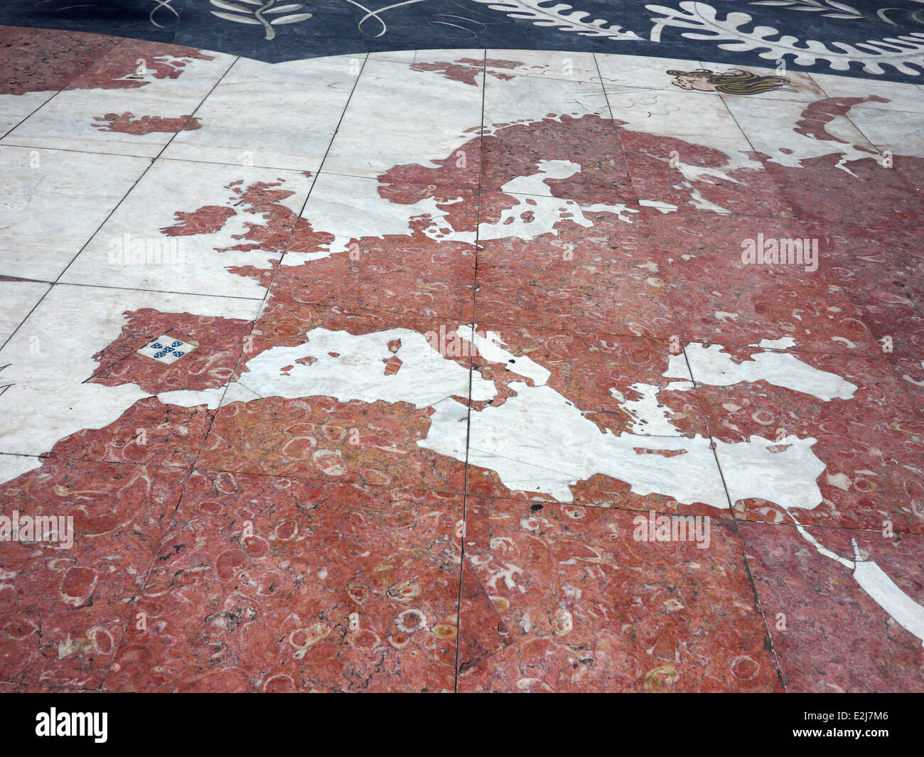 Lisbona portogallo il Monumento delle Scoperte mosaico mappa del mondo Foto Stock