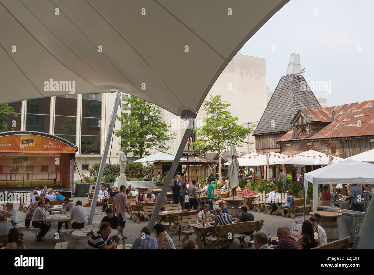 Crown Square a mezzogiorno, Spinningfields, Manchester, Inghilterra, Regno Unito Foto Stock