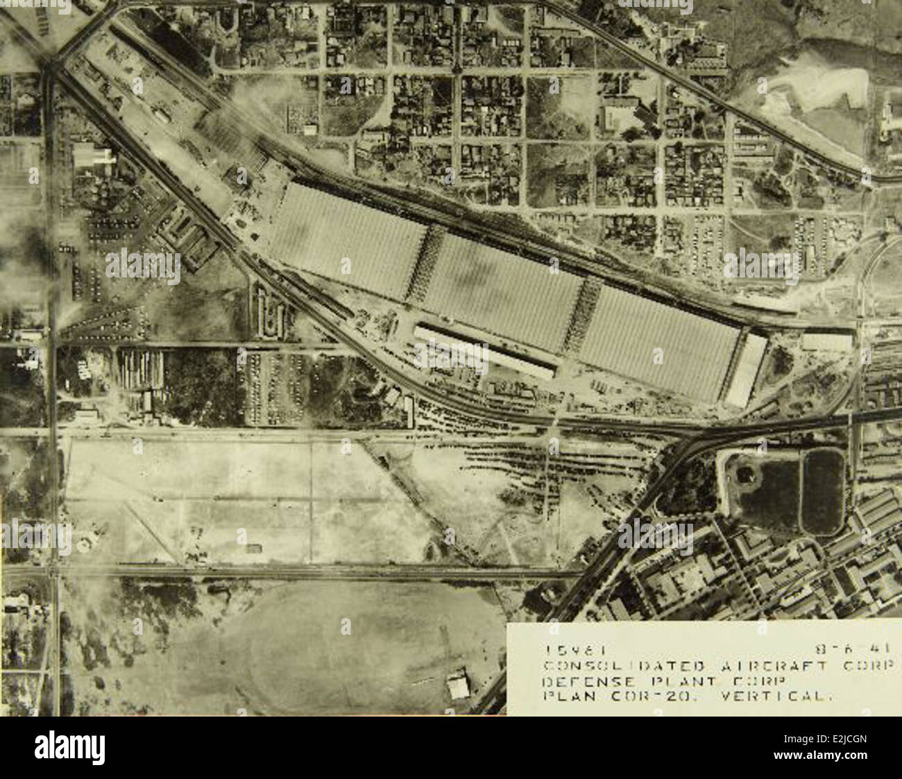 Questa immagine mostra il personale dello stabilimento Convair/General Dynamics, in particolare all'interno delle fabbriche aerospaziali in cui sono stati prodotti aerei militari e civili. L'impianto ha svolto un ruolo significativo nell'innovazione aerospaziale e nell'aviazione della difesa degli Stati Uniti. Foto Stock