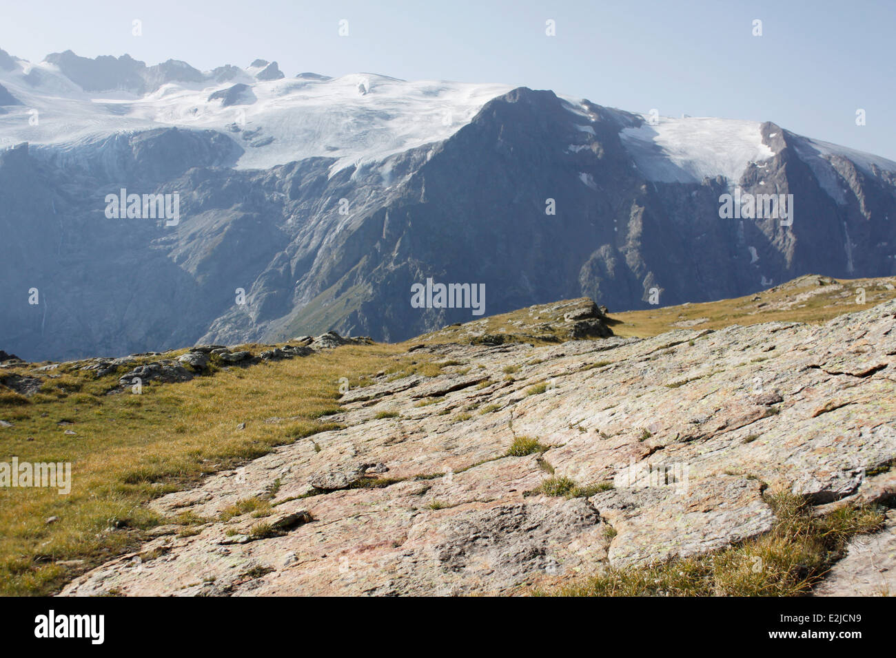 Escursionismo sul plateau de Emparis, Massif de l'Oisans, vicino al parco naturale di Les Ecrins, Isère, Rhône-Alpes, in Francia. Foto Stock
