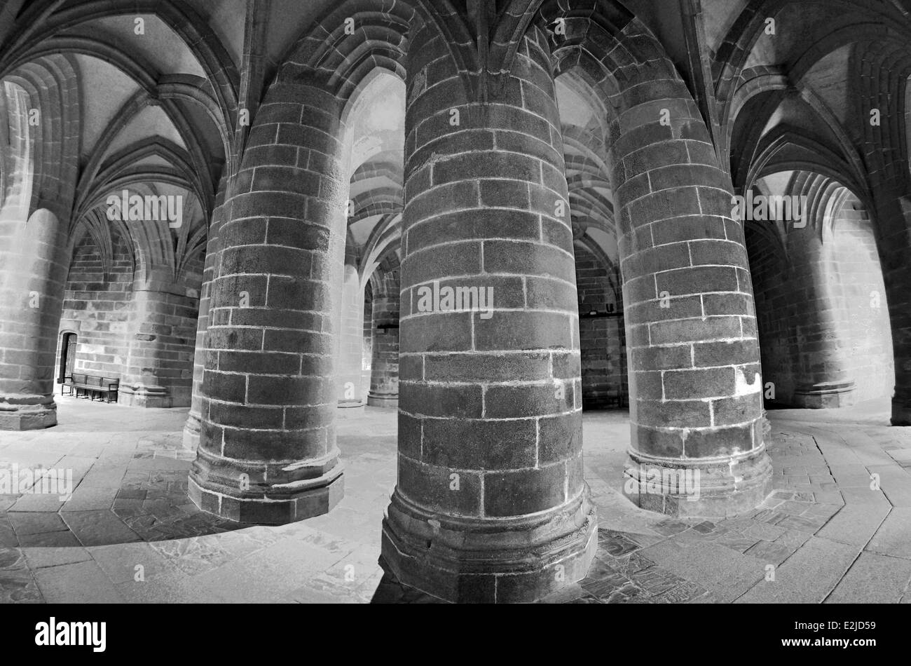 Francia Normandia: dettagliate visualizzazione bianco e nero del grande pilastro cripta dell'Abbazia di St Pierre in Le Mont Saint Michel Foto Stock