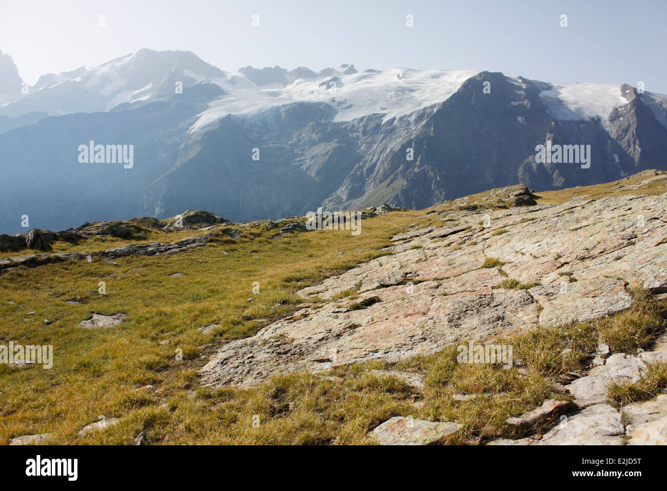 Escursionismo sul plateau de Emparis, Massif de l'Oisans, vicino al parco naturale di Les Ecrins, Isère, Rhône-Alpes, in Francia. Foto Stock