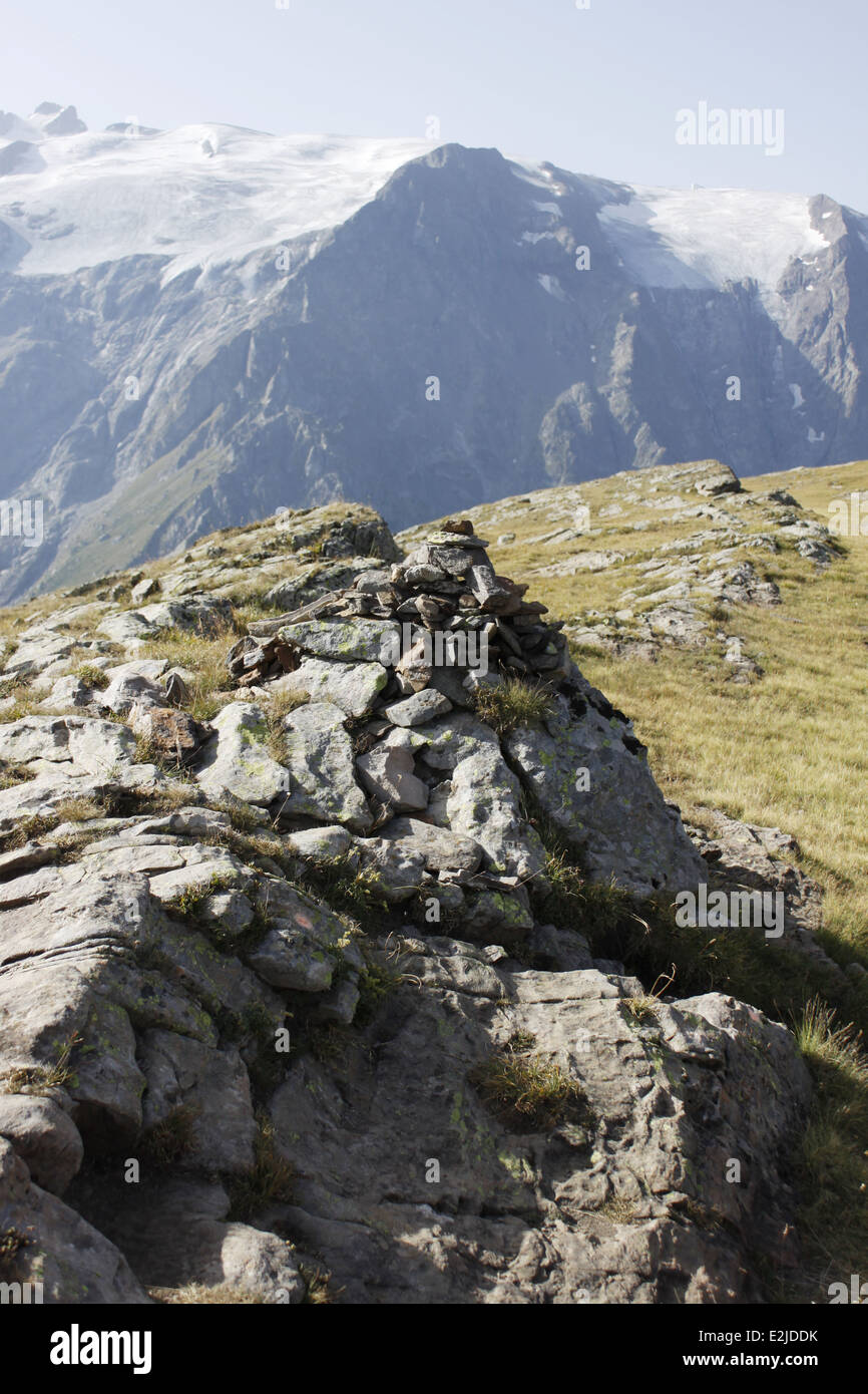 Escursionismo sul plateau de Emparis, Massif de l'Oisans, vicino al parco naturale di Les Ecrins, Isère, Rhône-Alpes, in Francia. Foto Stock