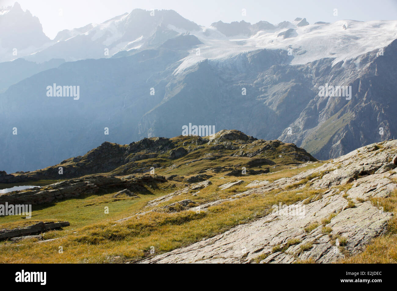 Escursionismo sul plateau de Emparis, Massif de l'Oisans, vicino al parco naturale di Les Ecrins, Isère, Rhône-Alpes, in Francia. Foto Stock