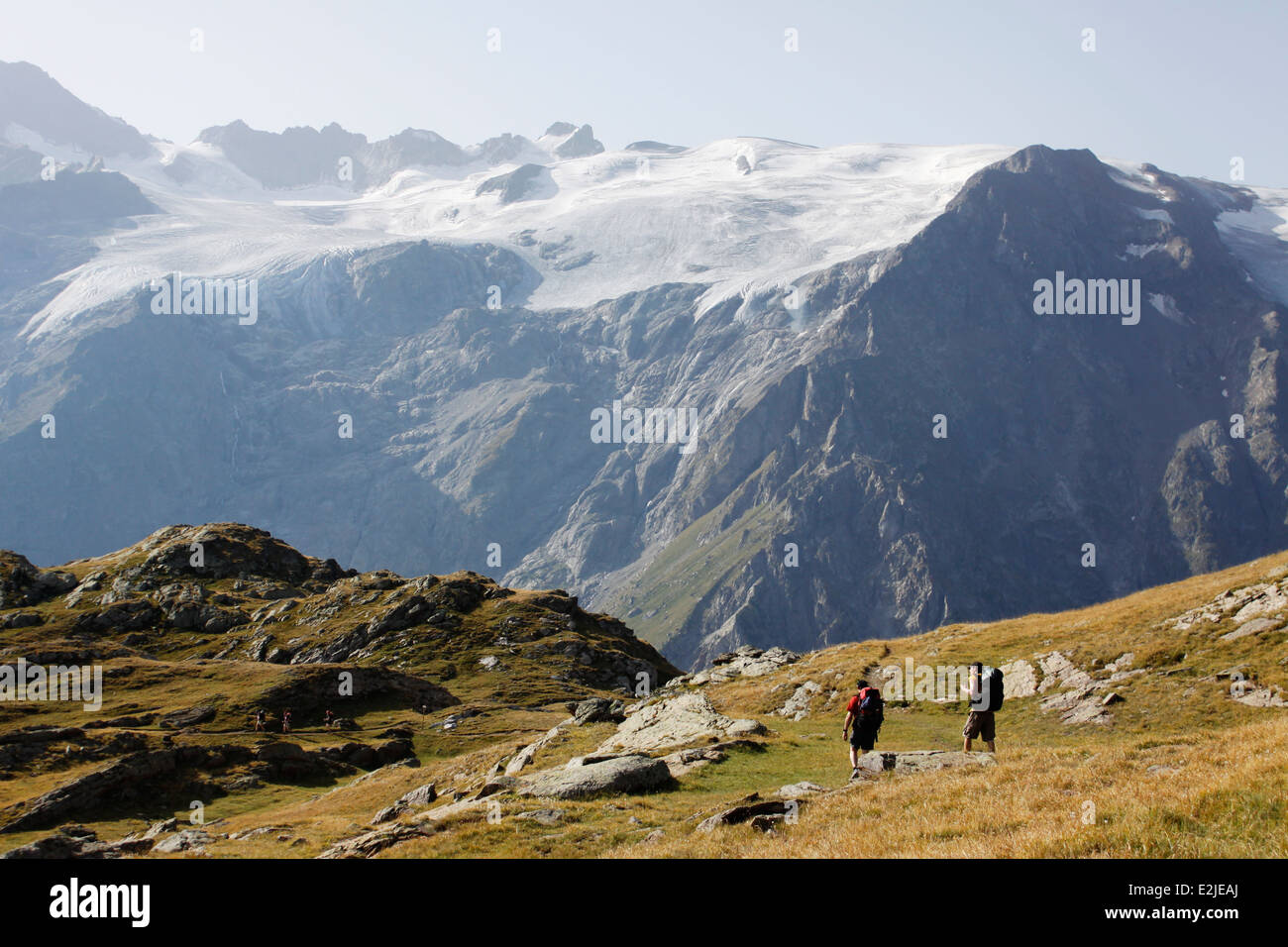 Escursionismo sul plateau de Emparis, Massif de l'Oisans, vicino al parco naturale di Les Ecrins, Isère, Rhône-Alpes, in Francia. Foto Stock