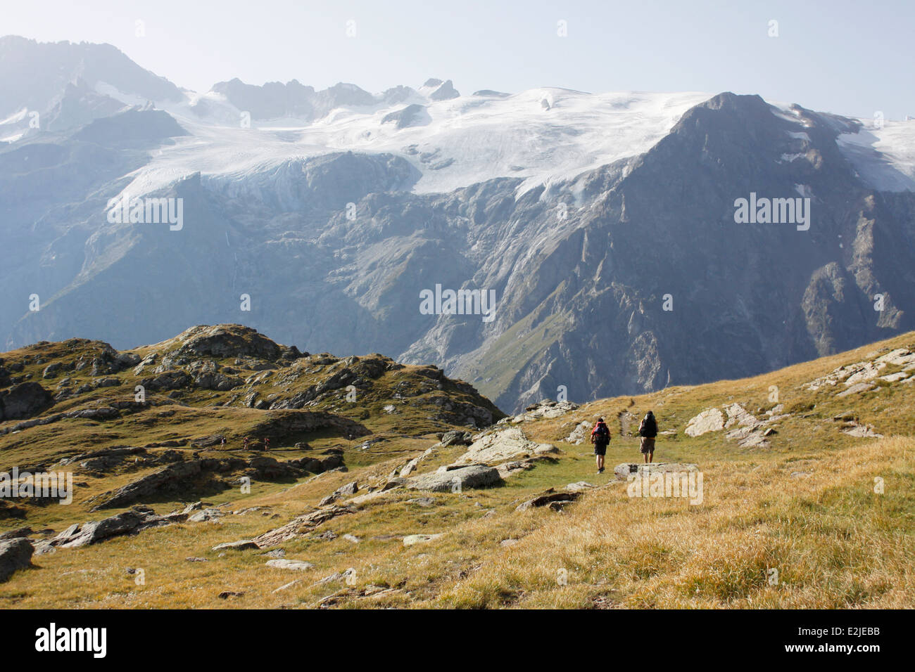 Escursionismo sul plateau de Emparis, Massif de l'Oisans, vicino al parco naturale di Les Ecrins, Isère, Rhône-Alpes, in Francia. Foto Stock
