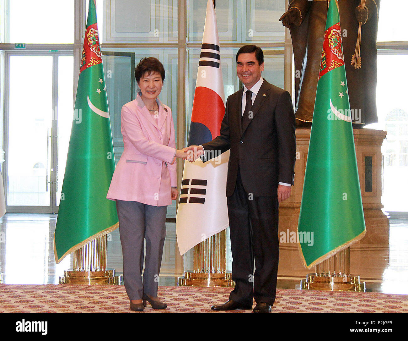 Ashgabat. Xx Giugno, 2014. Il Presidente turkmeno Gurbanguly Berdimuhamedow (R) scuote le mani con la visita il Presidente sud coreano Park Geun-Hye durante il loro incontro a Aşgabat Giugno 20, 2014. © Lu Jingli/Xinhua/Alamy Live News Foto Stock