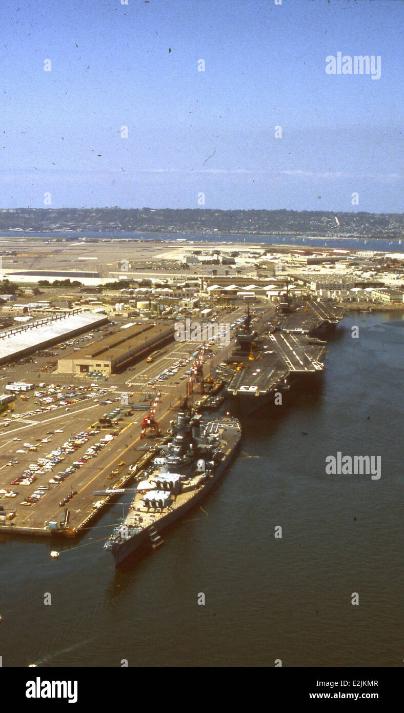 La USS New Jersey (BB-62) è un'iconica corazzata che ha servito in vari conflitti, tra cui la seconda guerra mondiale, la guerra di Corea e la guerra del Vietnam. La nave è esposta al San Diego Air & Space Museum, dove i visitatori possono conoscere la sua storia e il suo ruolo significativo nella potenza navale degli Stati Uniti. Foto Stock