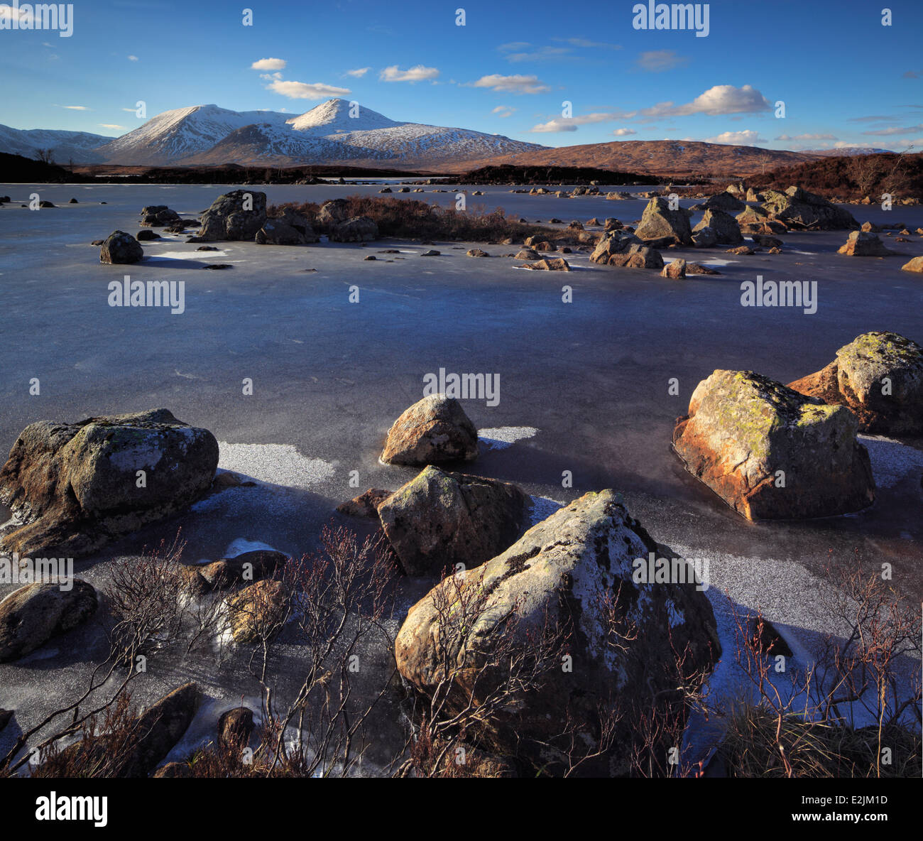 Nel tardo pomeriggio la luce invernale sul Lochan na - h-Achlaise nelle Highlands della Scozia Foto Stock