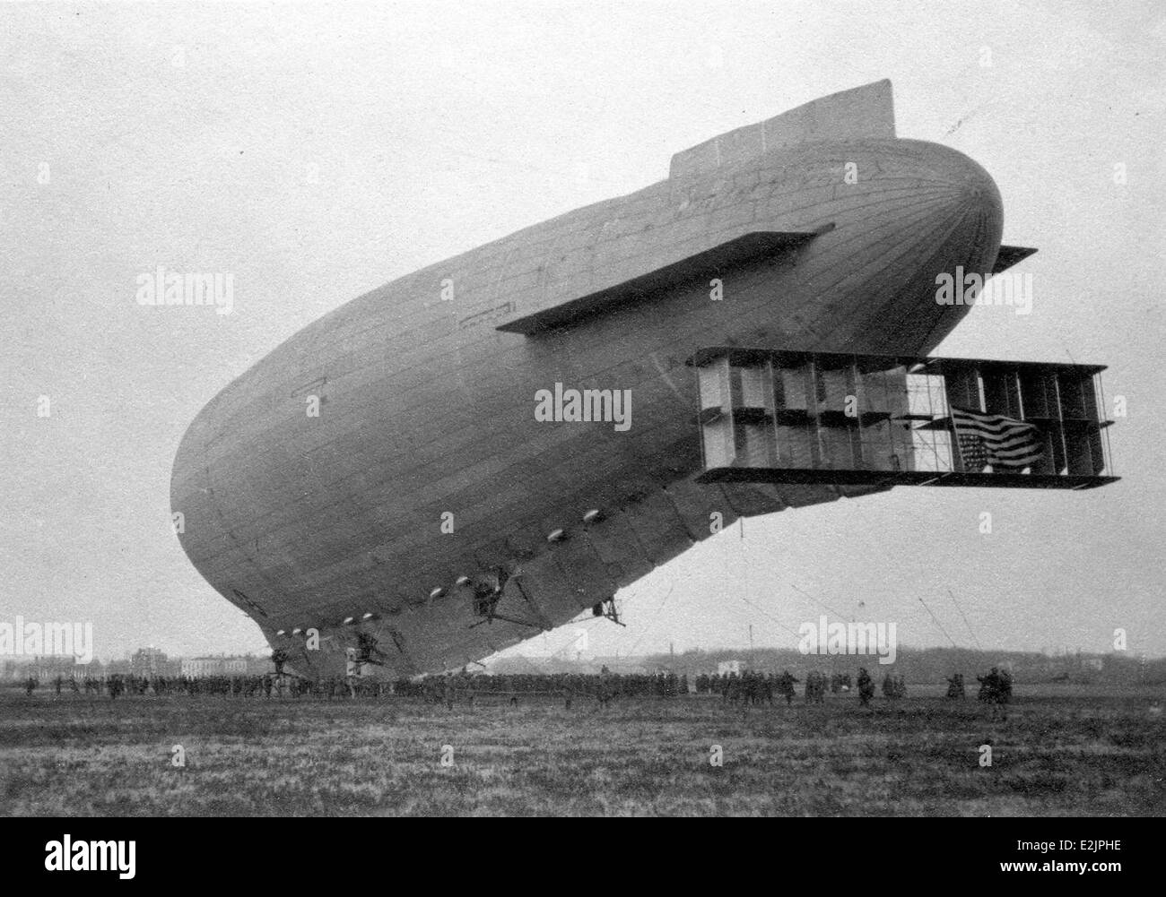 Questa immagine raffigura i Rom, un dirigibile dell'esercito americano a Langley Field nel 1921. I rom facevano parte delle prime operazioni di dirigibile militare degli Stati Uniti e rappresentavano un passo nello sviluppo di velivoli più leggeri dell'aria nel servizio militare. Foto Stock